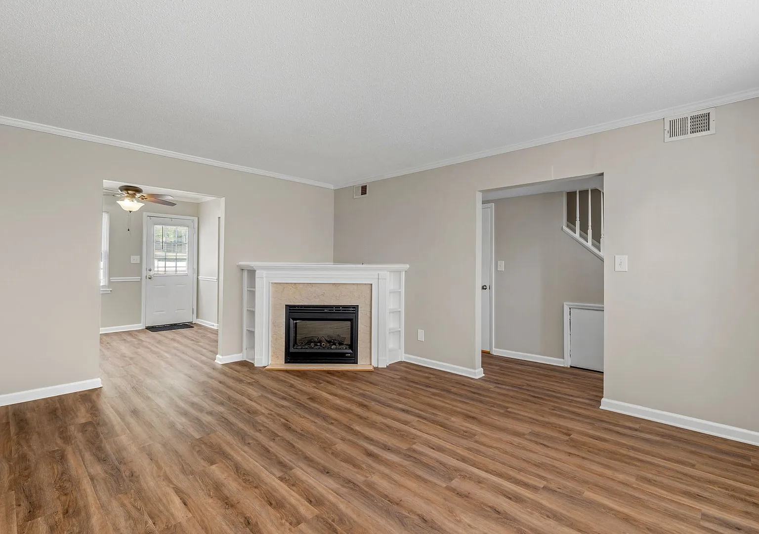 NW Townhome, Wood Like Flooring, FP, Fenced Patio, Community Pool! — Photo 4