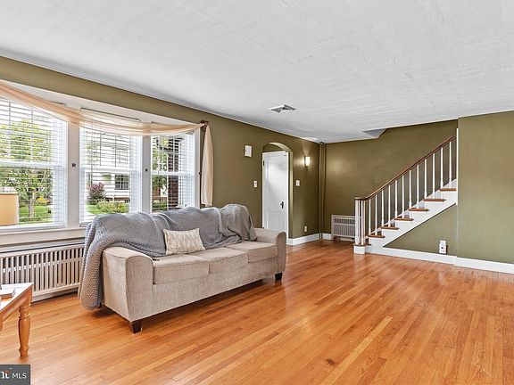 4th image of 282 Walton St