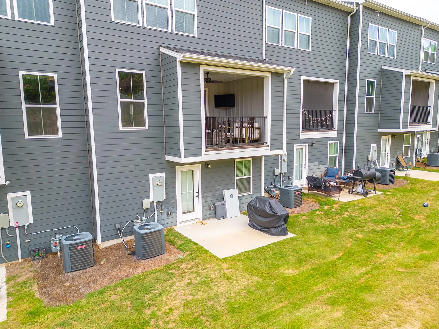 4 bed, 3.5 bath, 2238 sqft, $2,875 — Photo 2