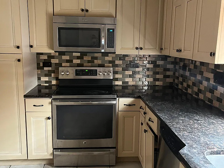 5325 Cinema Dr W — Photo 3