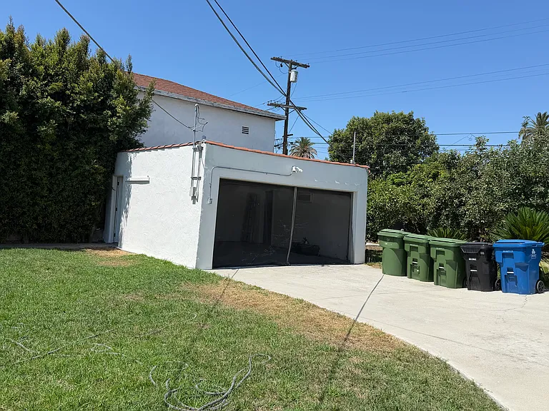 1147 S Victoria Ave — Photo 17
