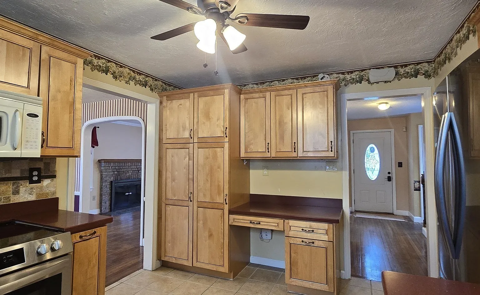 3 bed, 1.5 bath, 2518 sqft, $3,500 — Photo 3