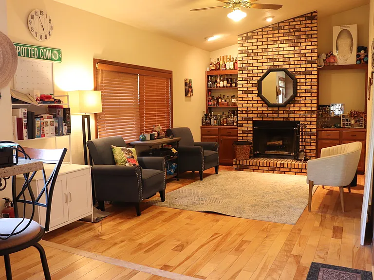571 Harvest Ln — Photo 3