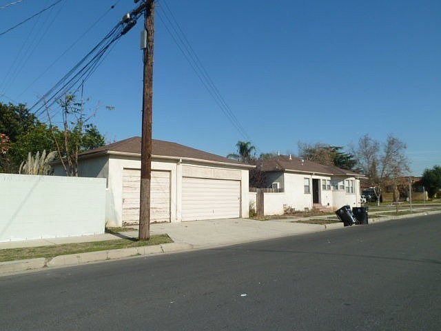 1st image of 8957 S Denker Ave