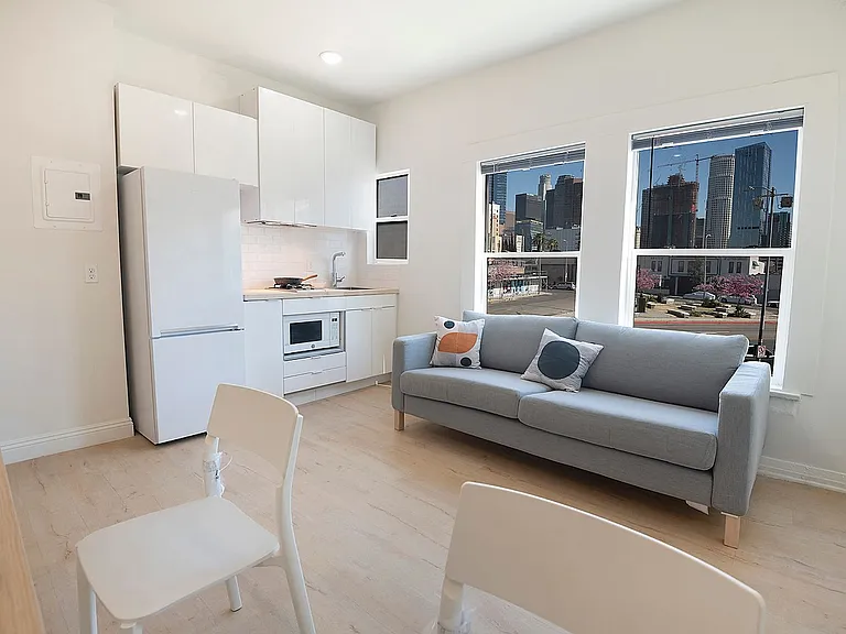 8th Street Studios Near Downtown Los Angeles Move-In Special — Photo 43