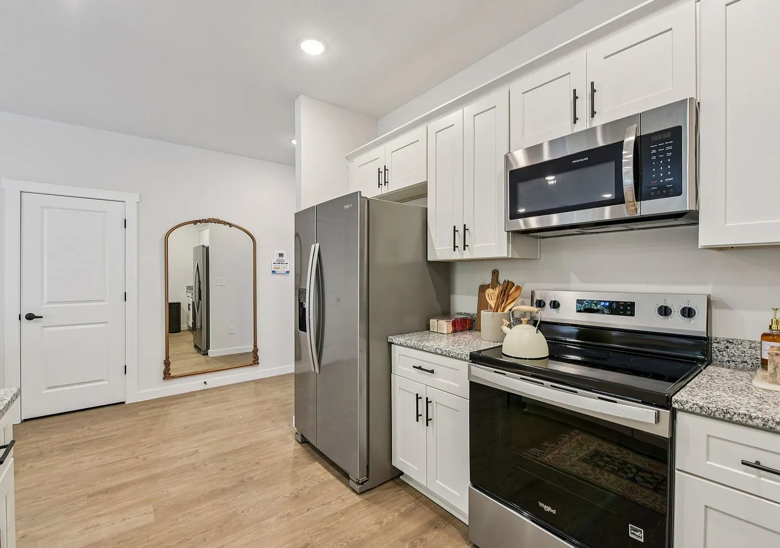 Brand-New Luxury Townhomes | Move-In Ready! Fenced In yard + Pet Friendly ! — Photo 3