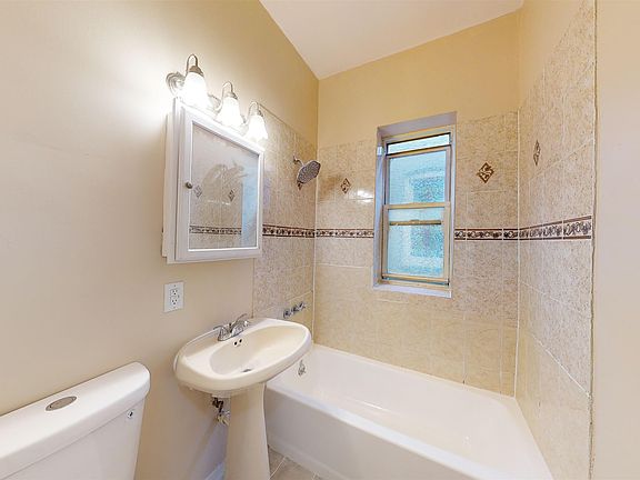 5th image of 91 Romaine Ave APT 6