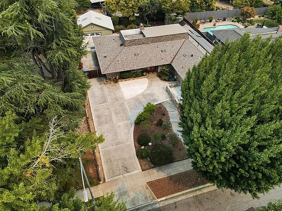 2nd image of 2872 Castle Dr