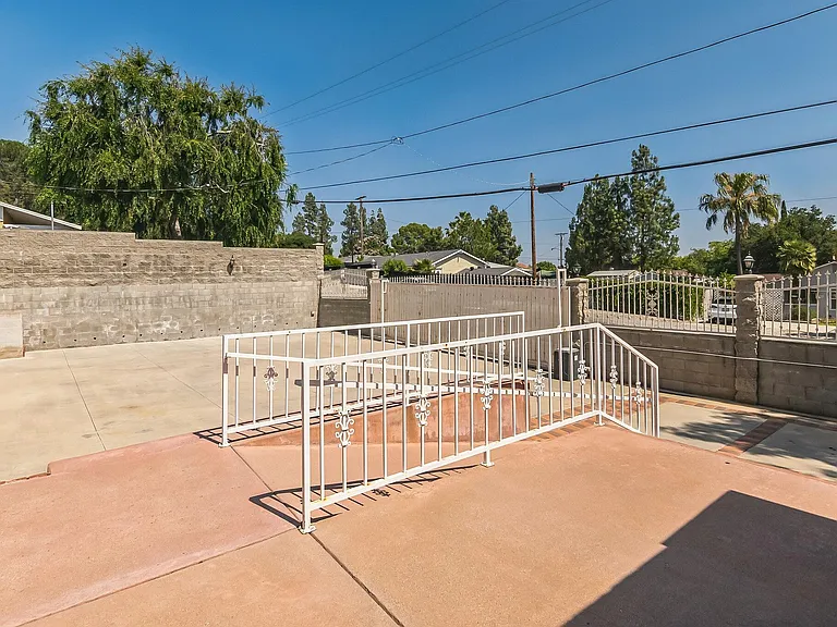 10304 Marcus Ave — Photo 25