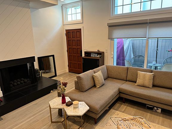 4th image of 1138 20th St APT 11