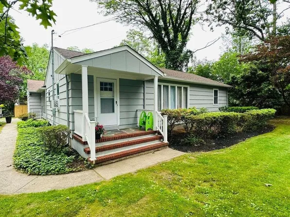 35 Church Lane, Middle Island, NY 11953