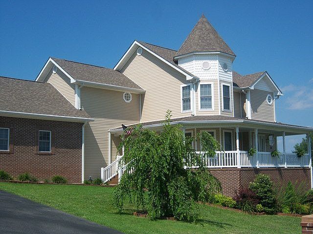 2nd image of 102 Park Ln