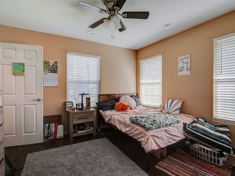 534 E Brockett St — Photo 17