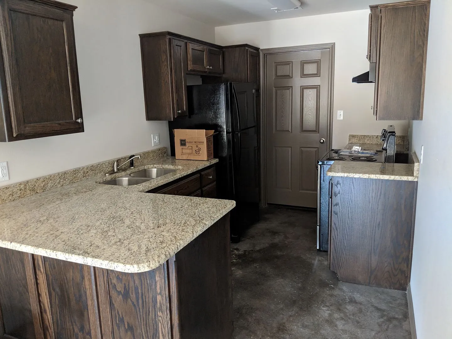 32 W Center — Photo 2