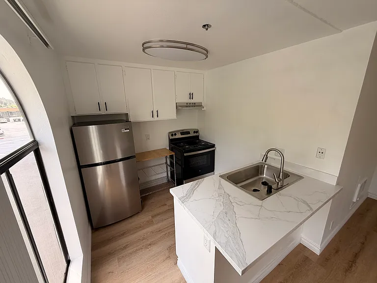 Salt & Vine Oceanside Apartments — Photo 11