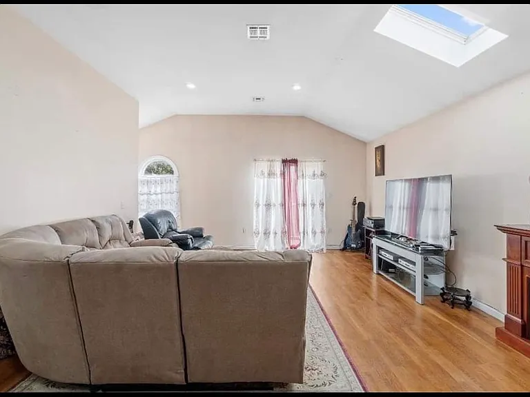 152 Virginia Ave — Photo 3