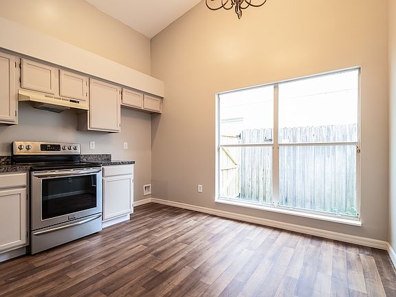 3rd image of 538 Queensbridge Dr
