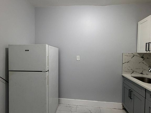 2nd image of 408 Leslie St #1B