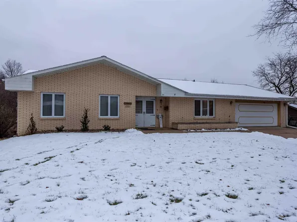 1321 Tomahawk Dr, Dubuque, IA 52003