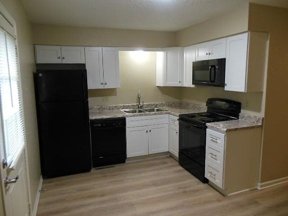 4th image of 605 NE English Manor Dr APT B