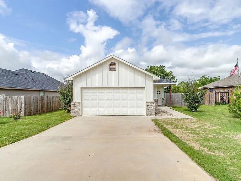 609 Mesquite Dr — Photo 1