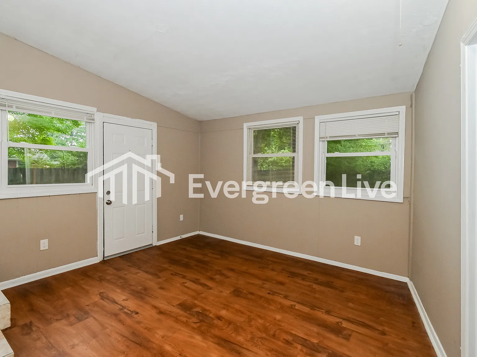 6 bed, 2.0 bath, 2550 sqft, $1,595 — Photo 4