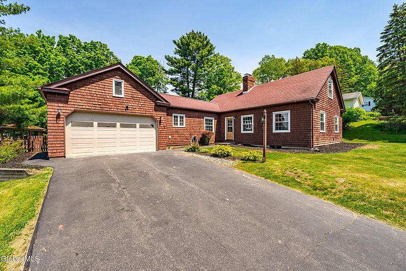 3rd image of 2704 Apple Tree Lane