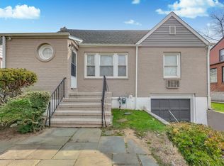 5 Hawthorne Ln, Valley Stream, NY 11581