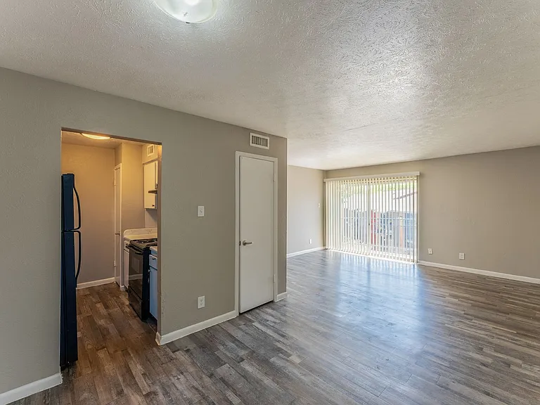 South Crest Apartments: All Bills Paid -Dazzling Dallas Apartments in Quiet Area! — Photo 59