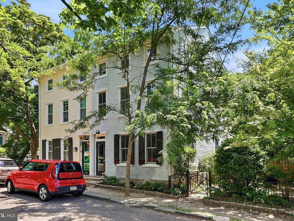 1st image of 104 W Gravers Ln