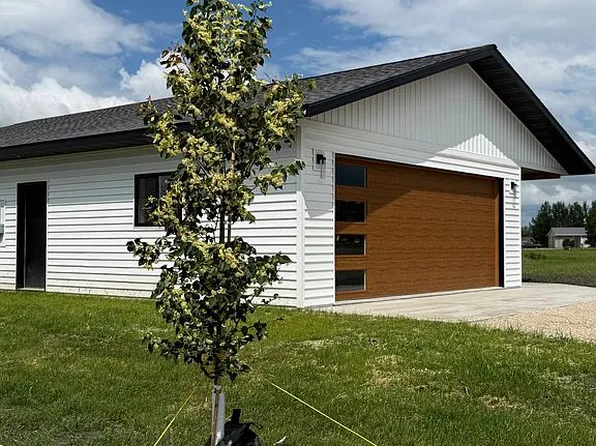 1131 Elm Ave S, Hallock, MN 56728