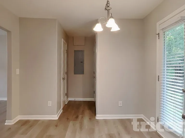 427 Randolph Dr — Photo 4