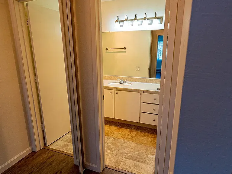The Cypress 1+1 bathroom/hallway