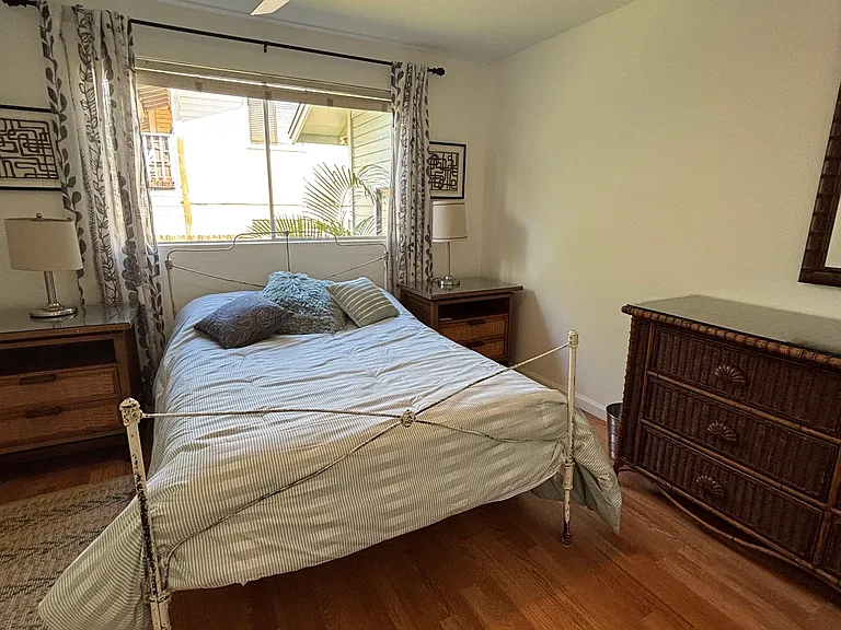 2nd bedroom (double bed), with full closet