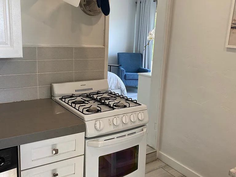 570 Park Ave — Photo 5