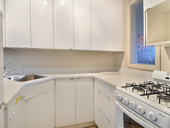 3rd image of 225 E 36th St APT 20D