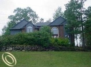 6220 Whispering Meadows Dr, White Lake, MI