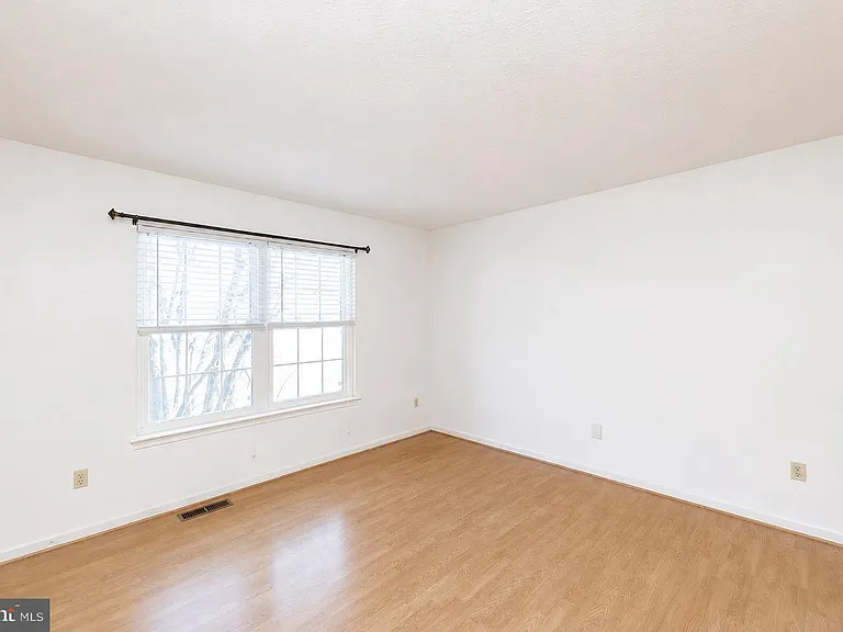 304 Chatham Sq — Photo 14