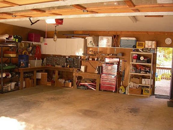 garage 26x23 w/ shelfs