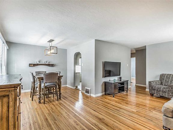 3rd image of 9343 Cloverhurst Dr