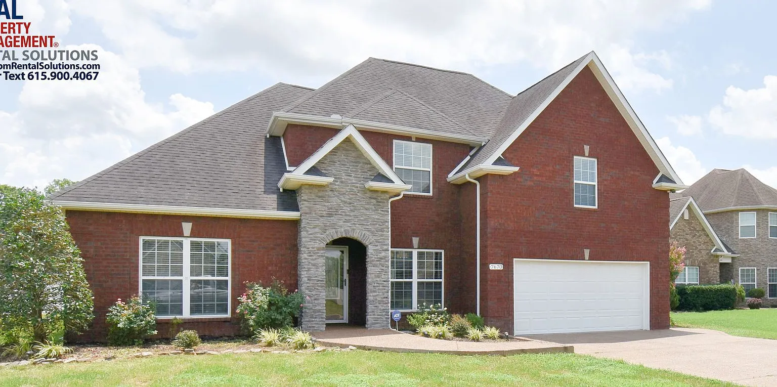 Gorgeous, all brick 4bd 3.5ba home in Smyrna! Attached garage and washer/dryer included! — Photo 2