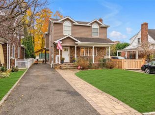 66 George St, Roslyn Heights, NY 11577