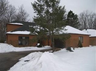 942 Hemlock Ln, Sagamore Hills, OH 44067