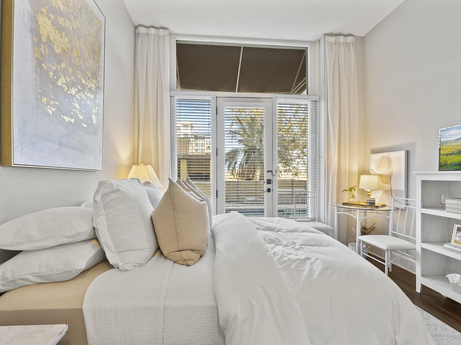 Lake Mirror Tower Apartments — Photo 1