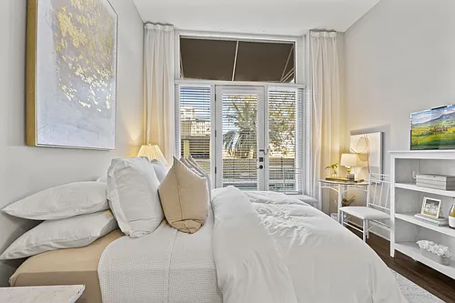 Lake Mirror Tower Apartments Photo 1