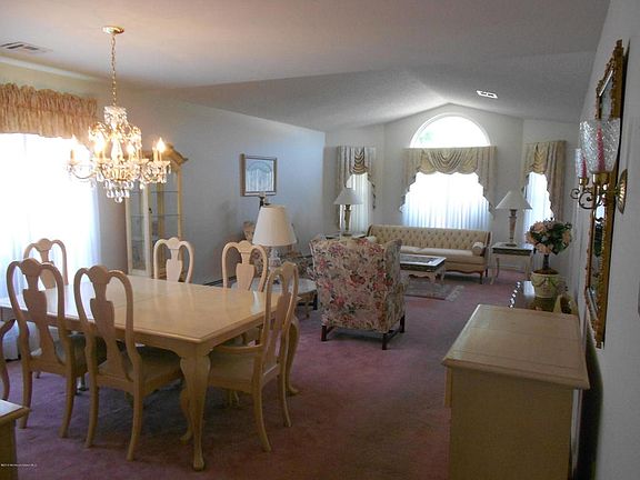 4th image of 211 Prince Charles Dr