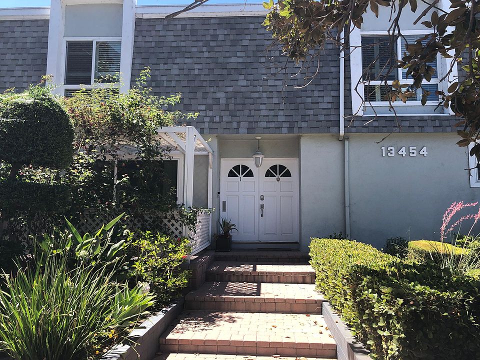 1st image of 13454 Moorpark St Unit 1
