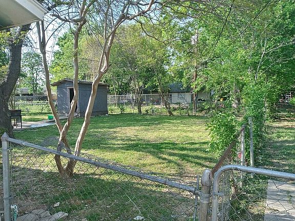4th image of 1505 Greenbriar Dr