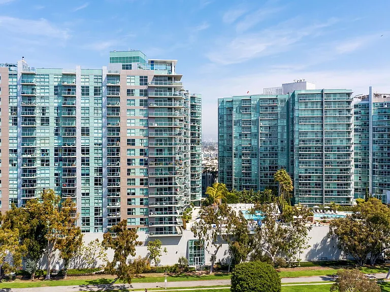 13700 Marina Pointe Dr #415 — Photo 31