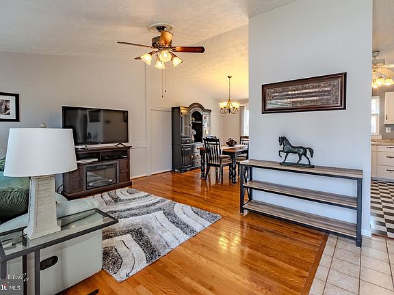 3rd image of 8802 Goldentree Ln